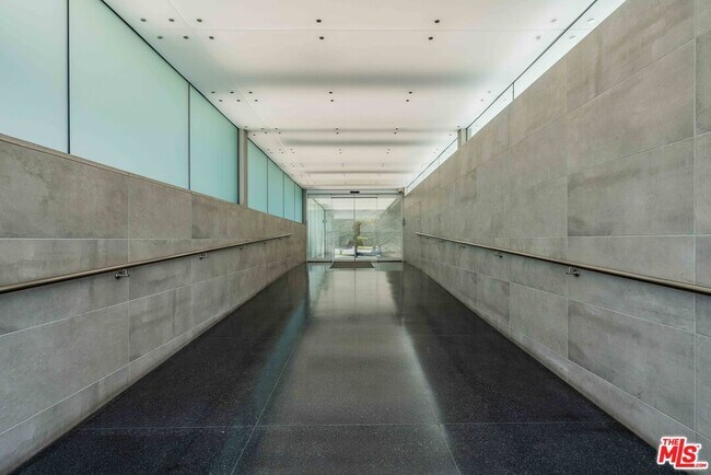 Building Photo - 818 N Doheny Dr