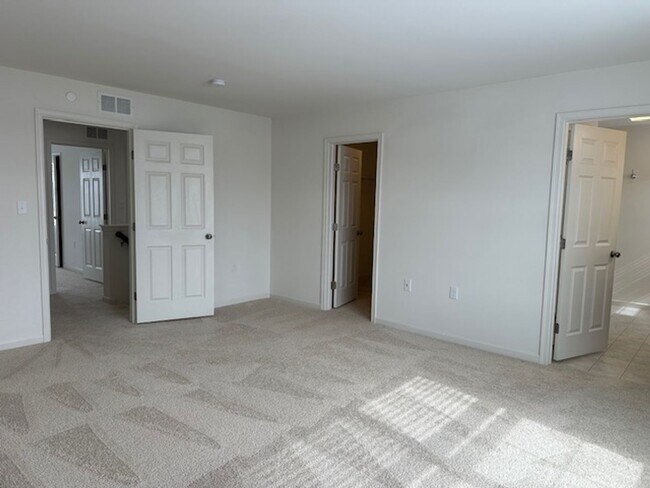 Building Photo - 7867 Oakbrook Dr