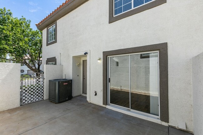 Building Photo - 3 Bedroom 2.5 Bathroom Townhouse in Henderson.