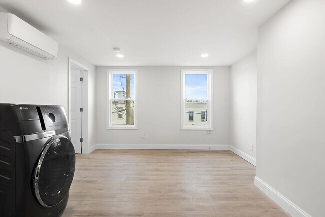 Building Photo - 173 Van Horne St