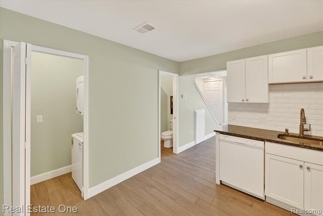 Building Photo - 874 N Main St