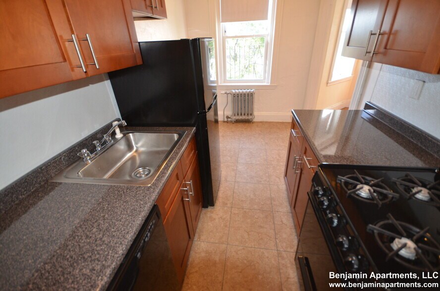 Building Photo - 235 Park Dr