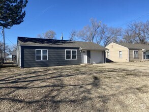 Building Photo - 840 Navaho Ave