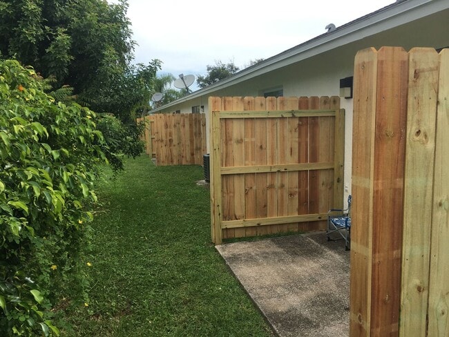 Building Photo - Vero Beach 2 Bedroom 1 Bath