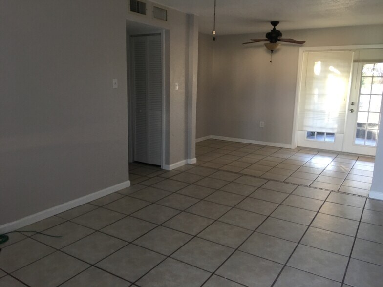 Building Photo - 2539 Stratford Dr