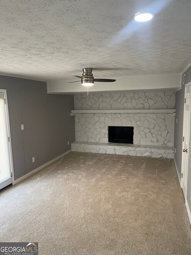 Building Photo - 235 Deerfield Dr