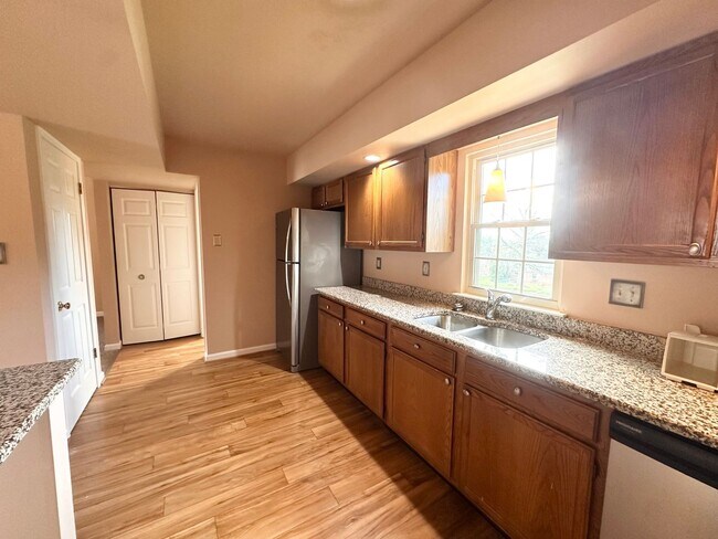 Building Photo - 1114 Skyview Dr