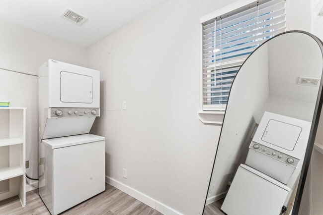 Building Photo - 1211 W 8th St