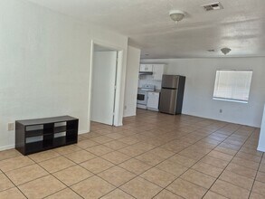 Building Photo - Refreshed 3 Bed/2 Bath Duplex