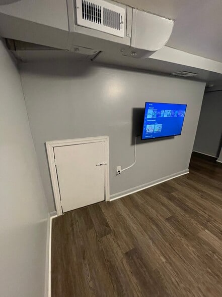 Building Photo - 204 34th St NE