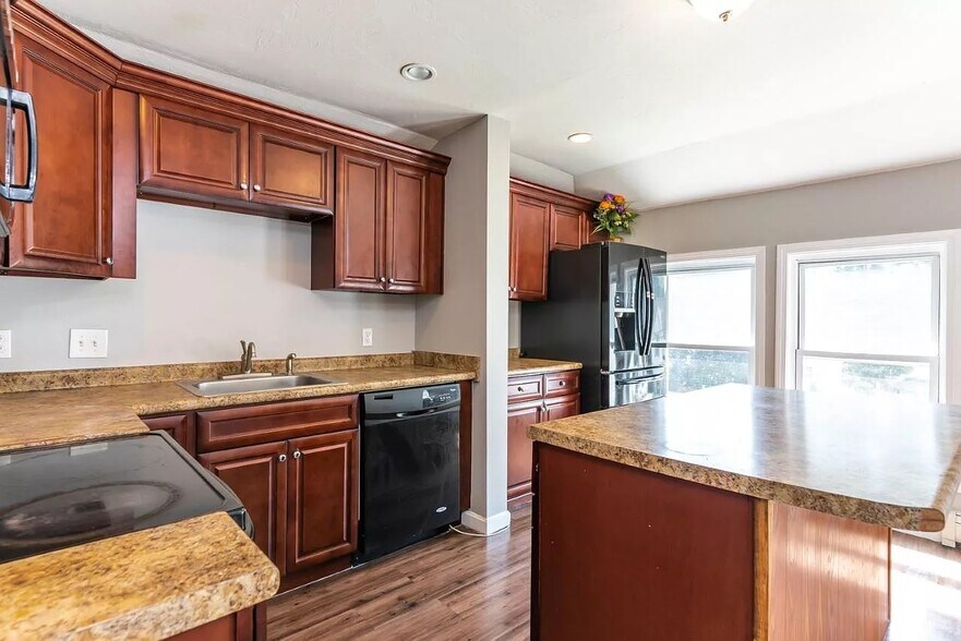 Building Photo - 554 Lake Ave