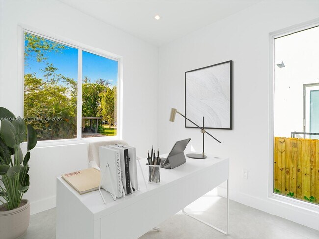 Building Photo - 1703 SW 23rd St