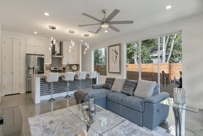 Building Photo - TX-AUS-113DEN