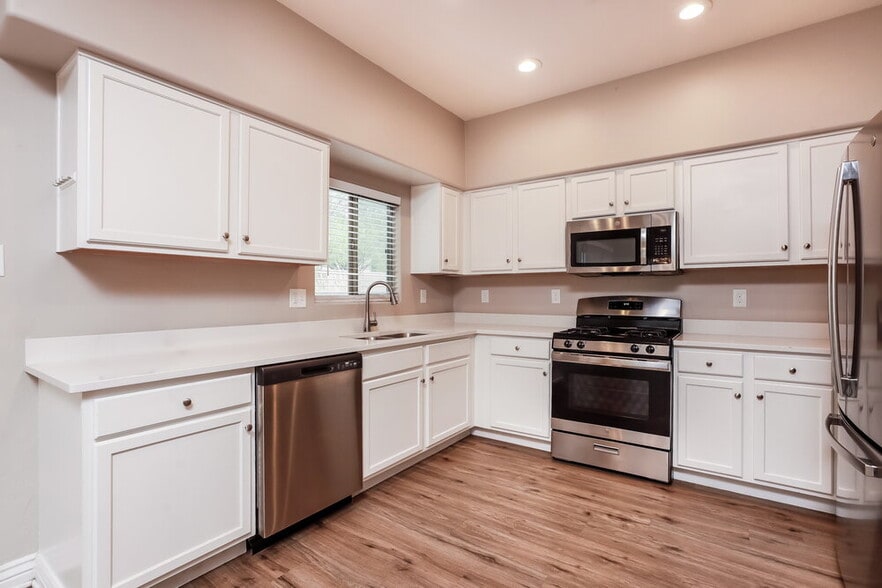 Building Photo - 476 East Placita Rejilla
