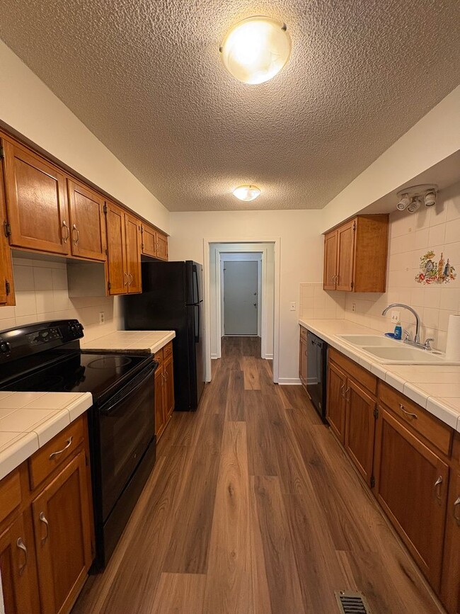 Building Photo - One-of-a-kind Home on 2.2 Acres – $1,700/m...