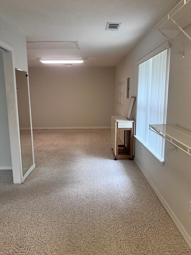 Building Photo - 395 Lake Holley Cir