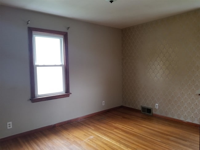 Building Photo - 711 E 5th St