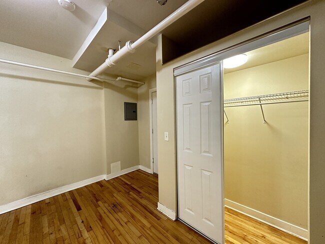 Building Photo - 4824 W Addison St