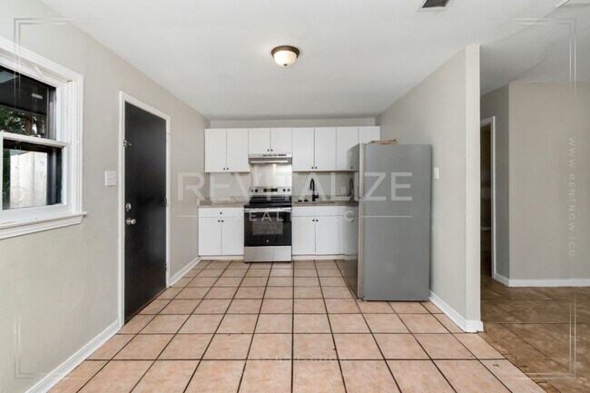 Building Photo - 3 Bed/1 Bath Home with Large Yard and Fence!