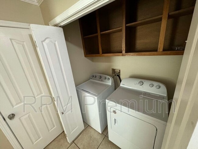 Building Photo - 1027 Barrington Dr