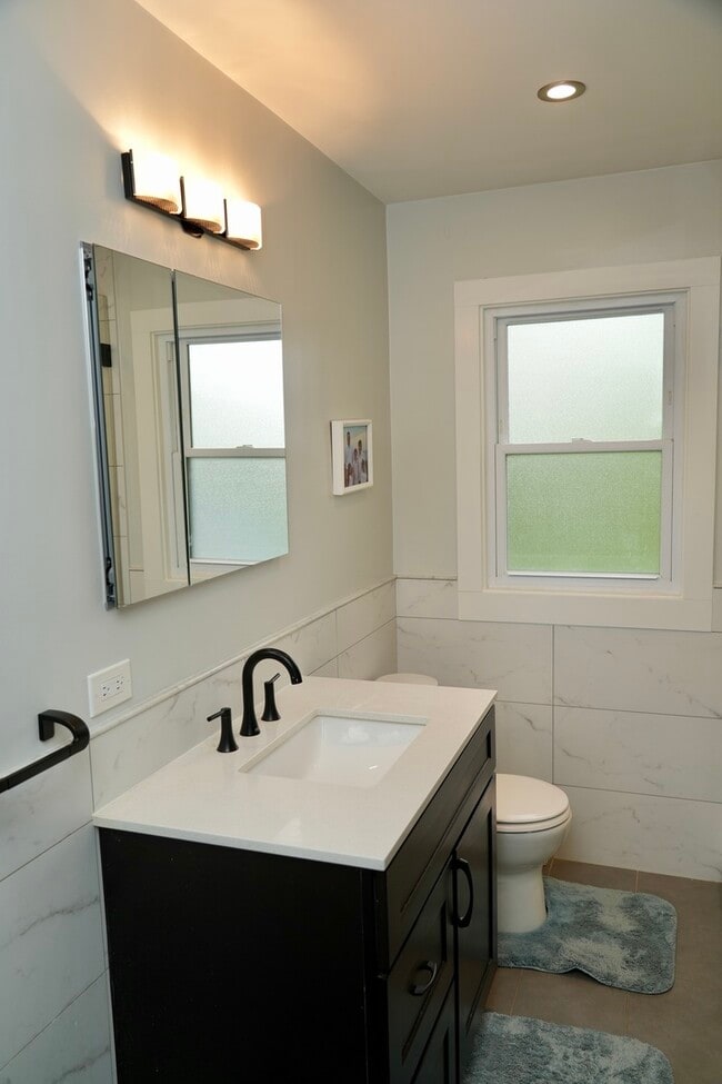 Building Photo - 211 Sandalwood Dr