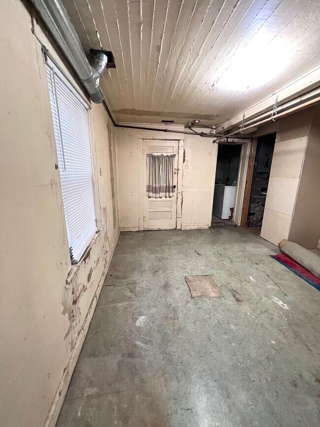 Building Photo - Cute South Omaha 2 bed, 1 bath beauty for only $1,250! COMING SOON!