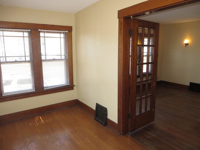 Building Photo - 826 Nuttman Ave