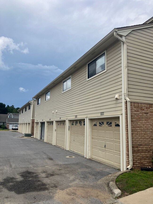 Building Photo - One Bedroom Condo with Loft, One-car Garag...
