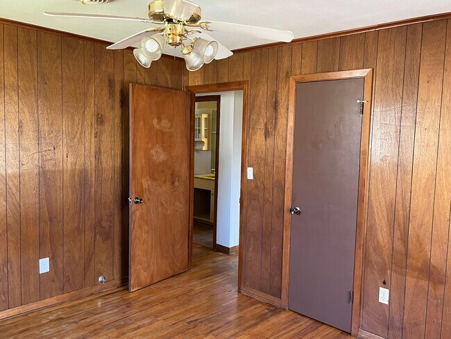 Building Photo - 300 N Burleson St