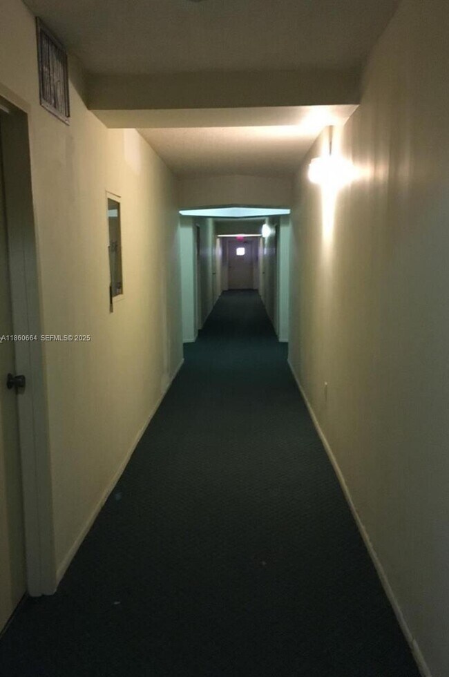 Building Photo - 1301 NE Miami Gardens Dr