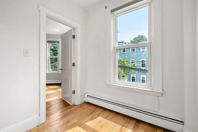 Building Photo - 82 Webster St