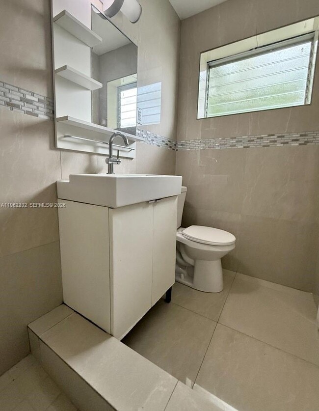 Building Photo - 823 NE 10th St