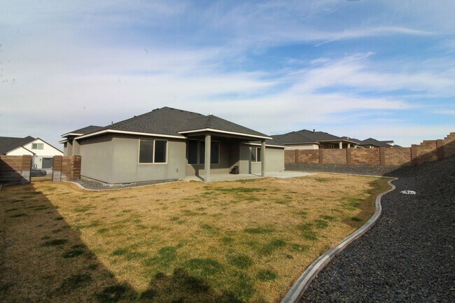 Building Photo - 3 bedroom, 2 bath home in Kennewick