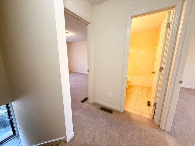 Building Photo - Private 2BD/1.5BA Townhouse in Prime NW Hi...