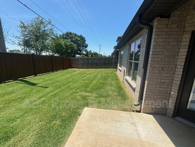 Building Photo - 3207 SW Hillstone Ave