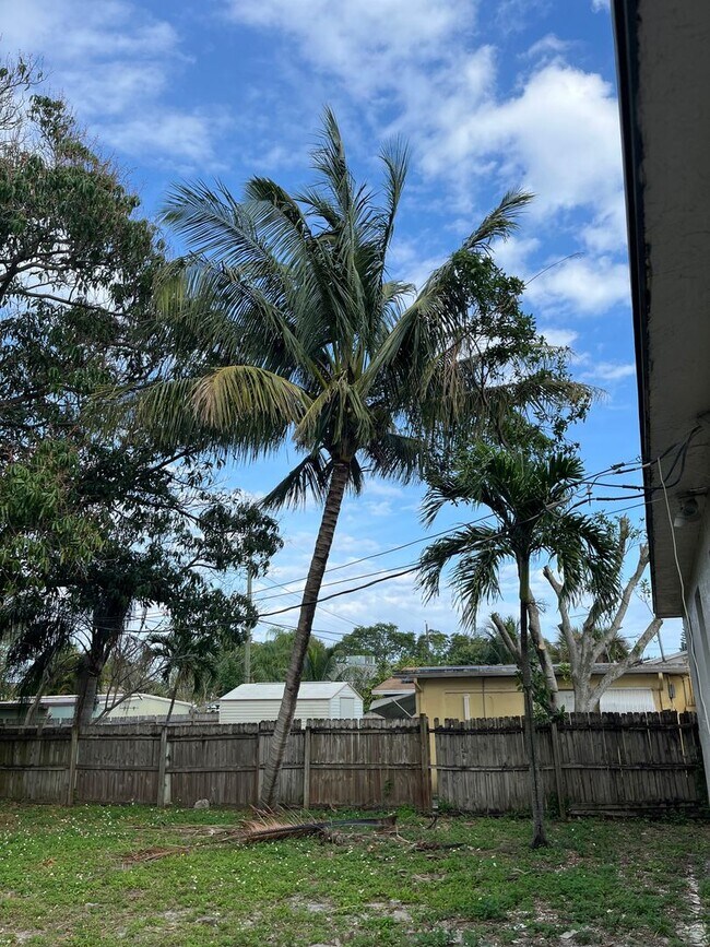 Building Photo - Newly renovated 3/2 for rent!