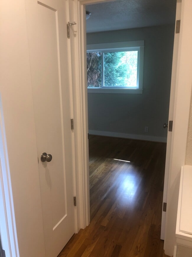 Building Photo - Taggart TownHouse Hardwood Patio Park Pets Bike Bus
