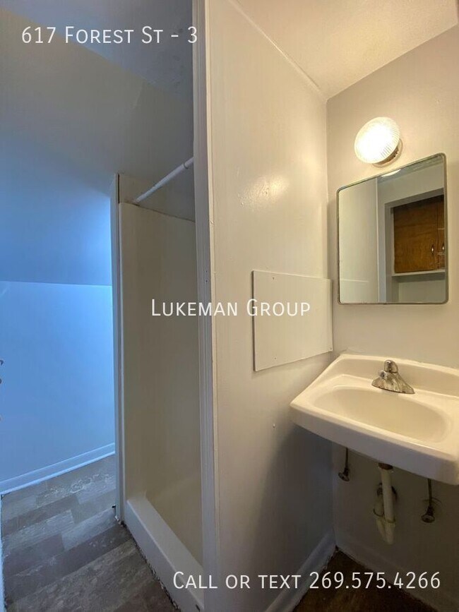 Building Photo - 617 Forest St