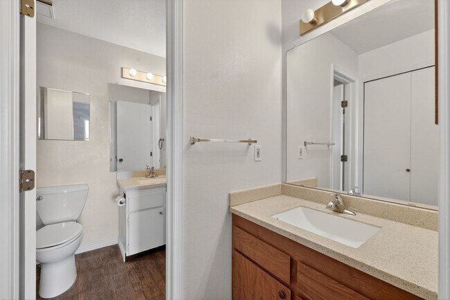 Building Photo - Updated 2 bed 1 bath condo in Arvada!