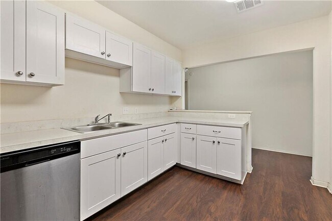 Building Photo - Duplex 11 Bedrooms 6 Baths Available August 2025