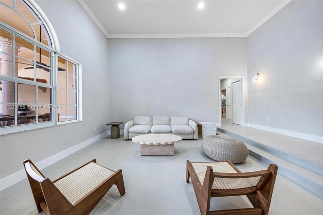 Building Photo - 1033 Almeria Ave