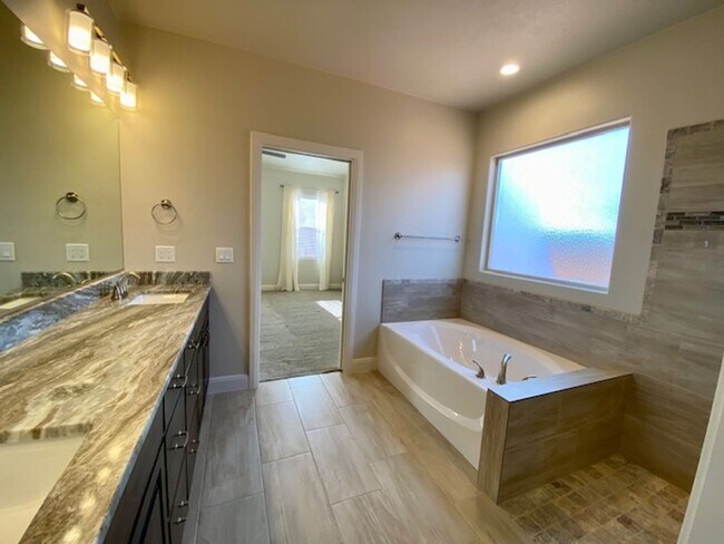 Building Photo - SPACIOUS HOME FOR RENT!