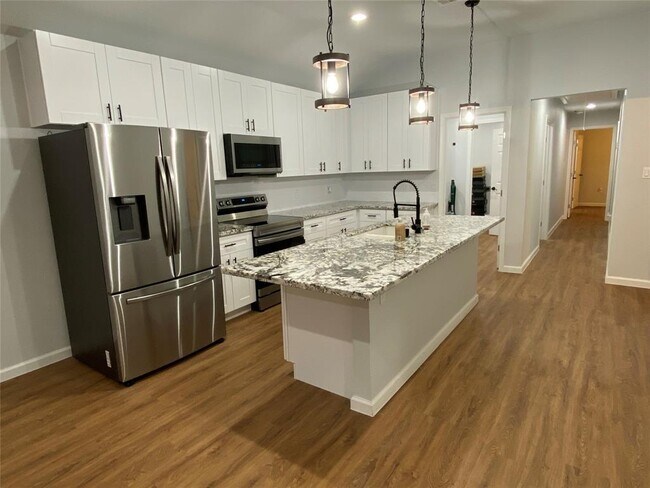 Building Photo - 421 Mockingbird Ln
