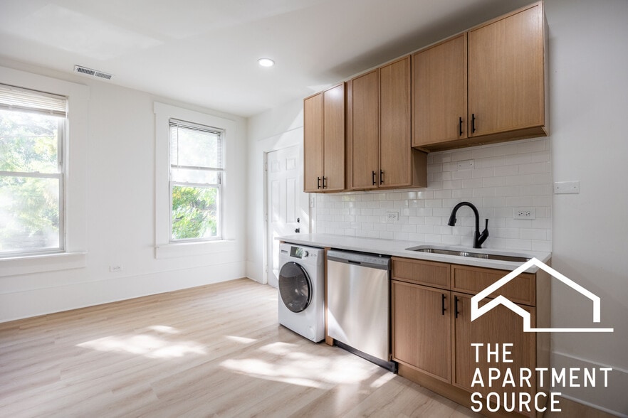 Primary Photo - 2301 N Leavitt St