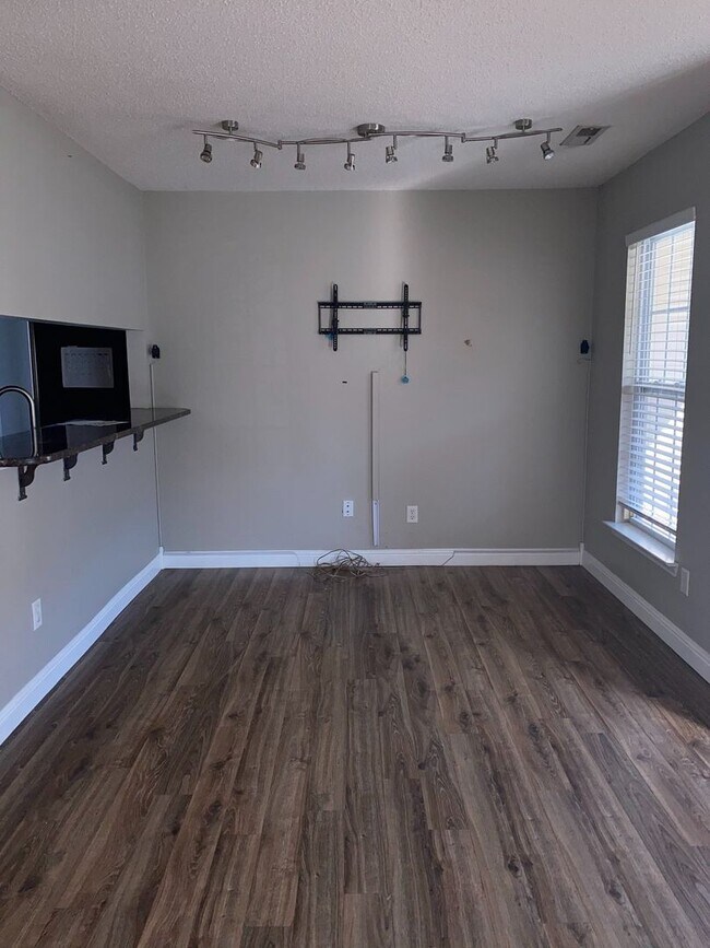 Building Photo - Three Bedroom Two Bath Home