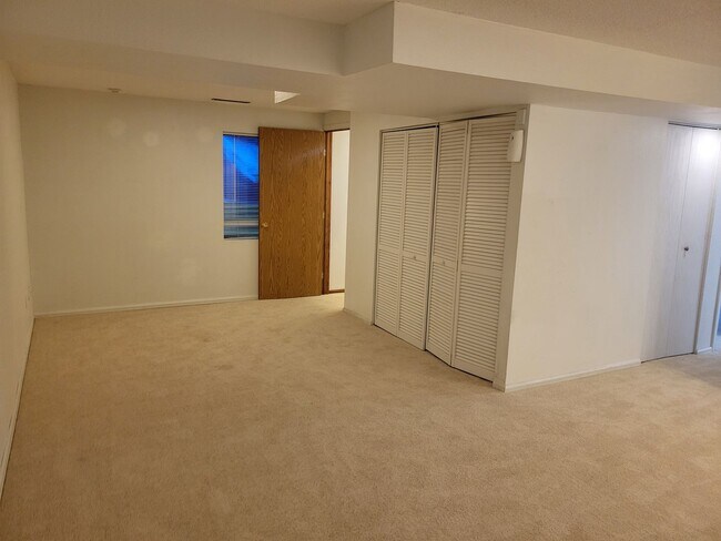 Building Photo - 4 Bed, 2.75 Bath with A/C! - MileStone Rea...