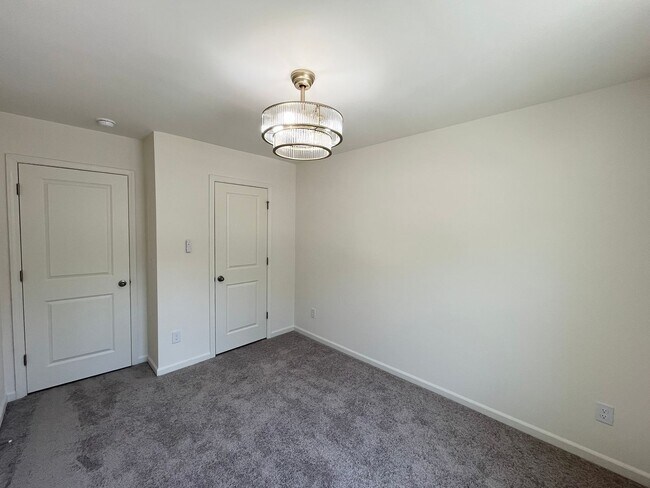 Building Photo - **OFFERING $50 RENT DISCOUNT FOR FIRST 6 MONTHS, REFUNDABLE APPLICATION FEES & $150 MOVE IN PROMO...