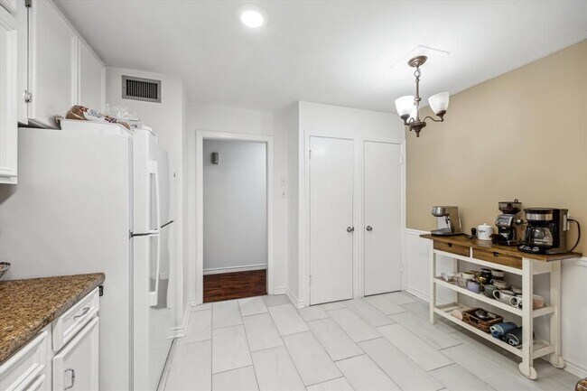 Building Photo - 5127 Mimosa Dr