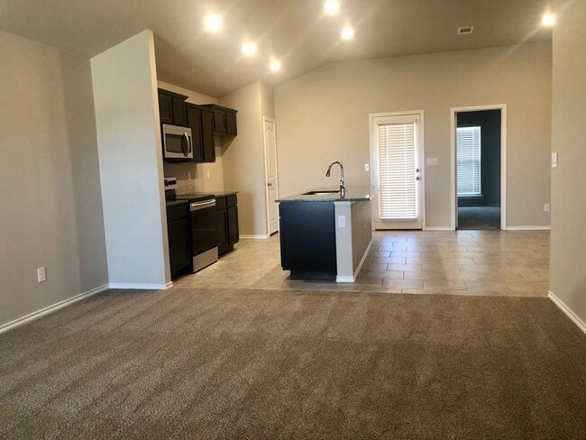 Building Photo - Spacious House