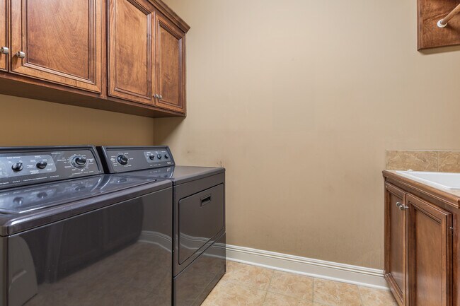 Building Photo - 106 Sandhurst Dr